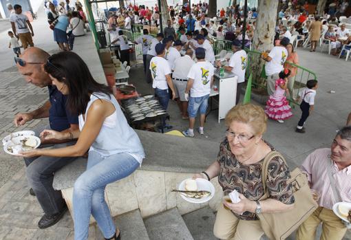 Degustación de sardinas en la Fuensanta