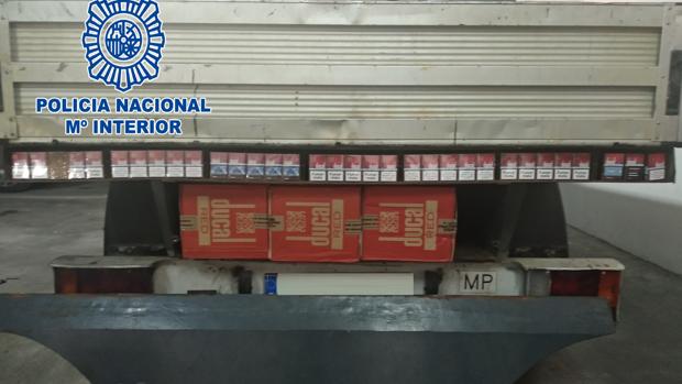 Intervenidas 9.600 cajetillas de tabaco en Algeciras en el doble fondo de una camioneta