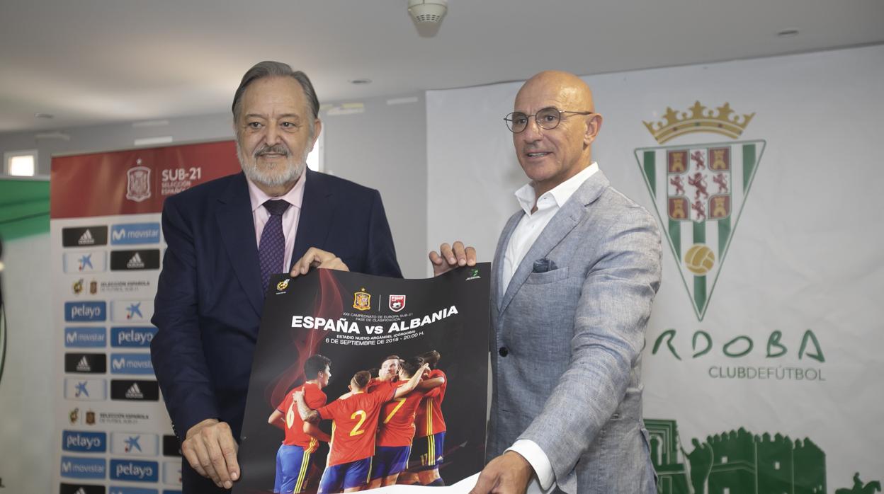 El seleccionador nacional sub 21, De la Fuente, con el presidente de la andaluza, Herrera