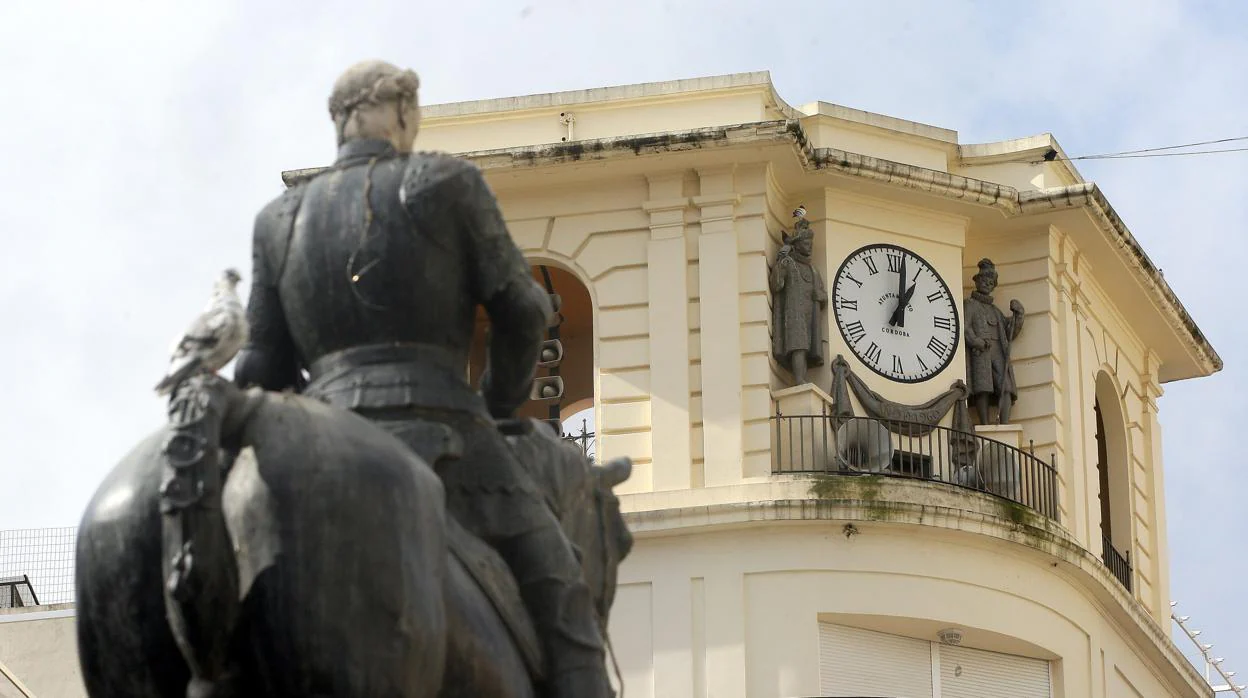 Reloj de la plaza de las Tendilas junto a la estatua ecuetre del Gran Capitán