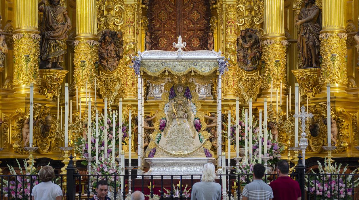 La Virgen del Rocío en el altar mayor del Santuario ataviada para su salida procesional