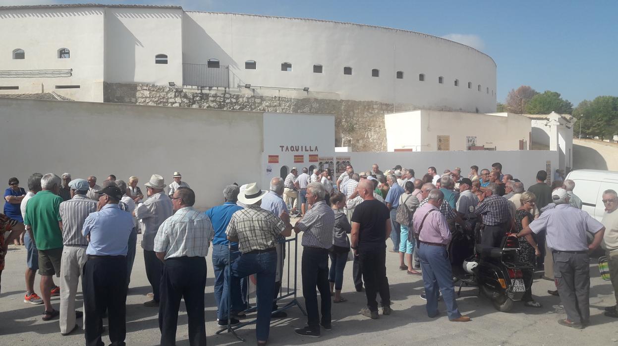 Colas ante la taquilla del coso taurino de Priego