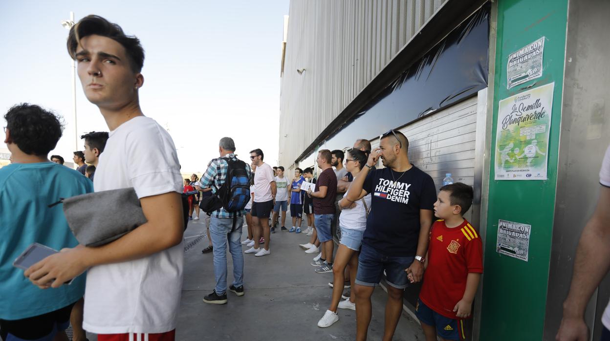 Aficionados en la puerta de oficinas sin poder acceder al estadio ribereño para el entrenamiento