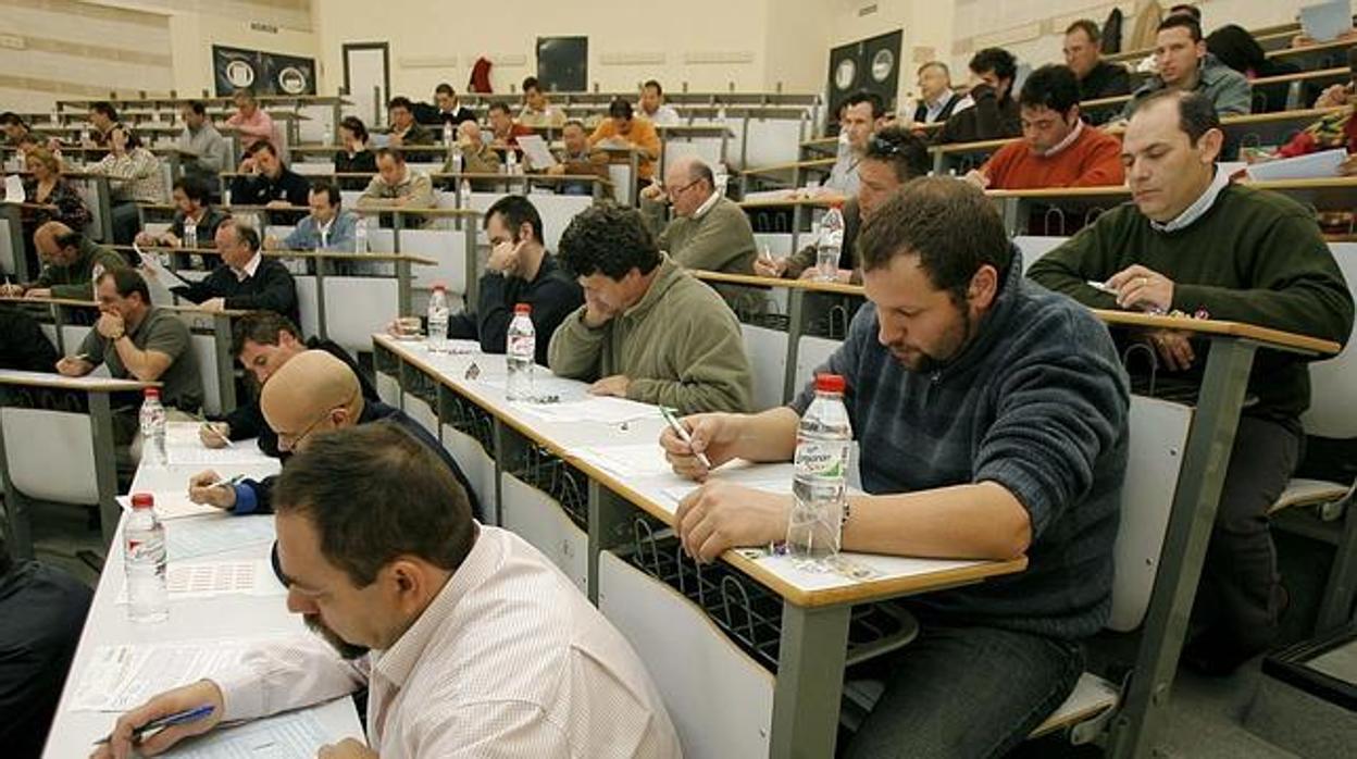 Opositores durante un examen