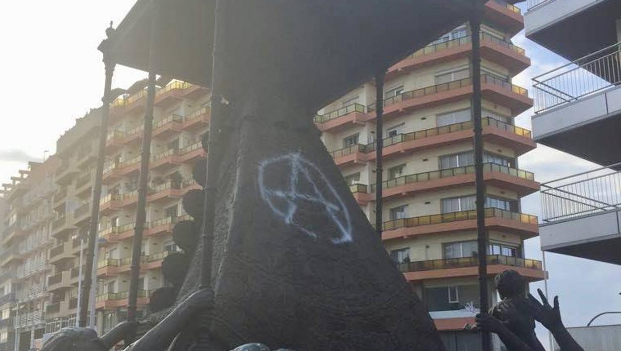 La imagen de la Virgen del Rocío con una pintada.