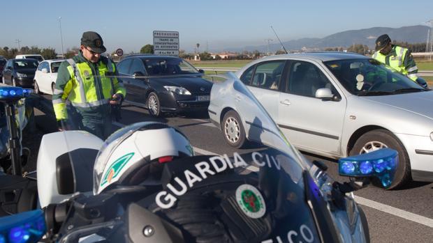 Detenidos en un control de tráfico en Granada 22 inmigrantes llegados en patera