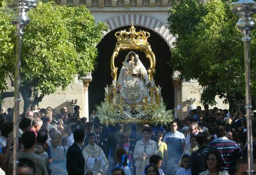 Salida de la Virgen del Socorro desde la Catedral hacia su altar de coronación, en la tarde del 7 de septiembre de 2003