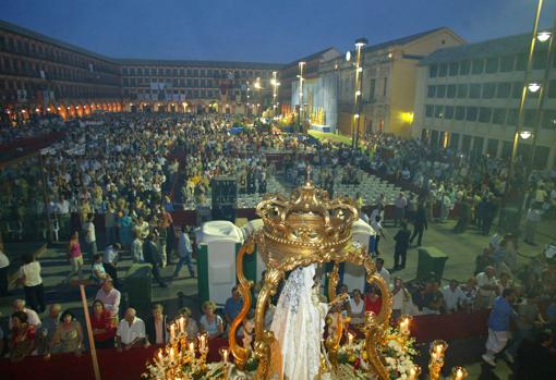 La Virgen llega a su altar de coronación, en una repleta plaza de la Corredera