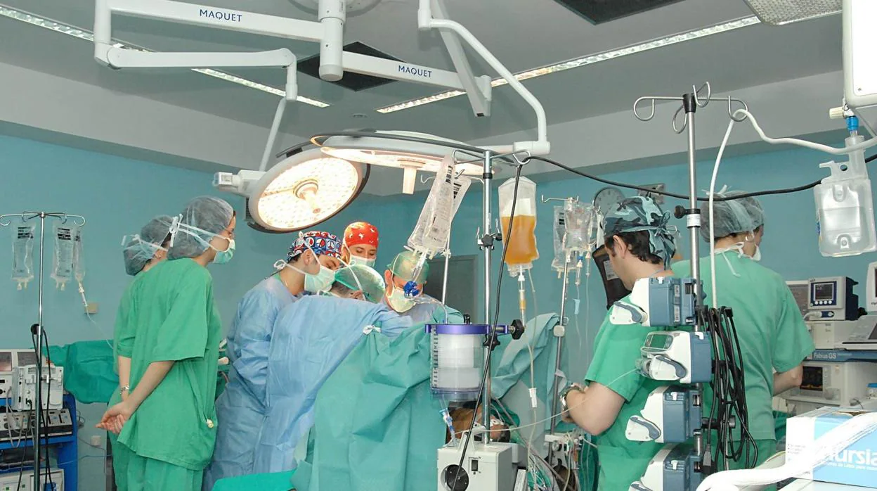 Enfermeras y cirujanos en un quirófano del Hospital Reina Sofía de Córdoba