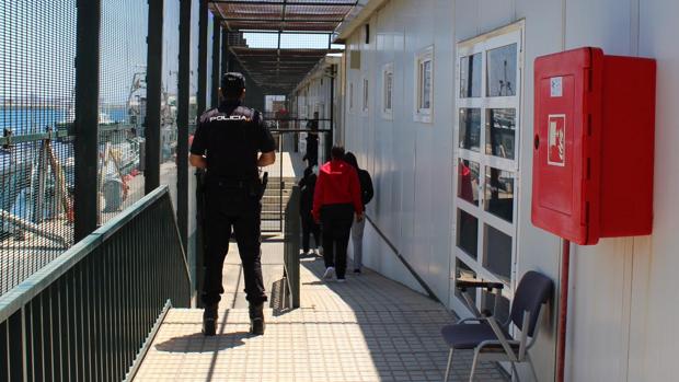 Prisión para dos «pateristas» con 21 personas a bordo frente a la costa almeriense