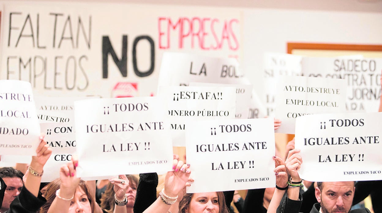 Protesta de trabajadores y familiares de Tanatorios de Córdoba en el Pleno del Ayuntamiento