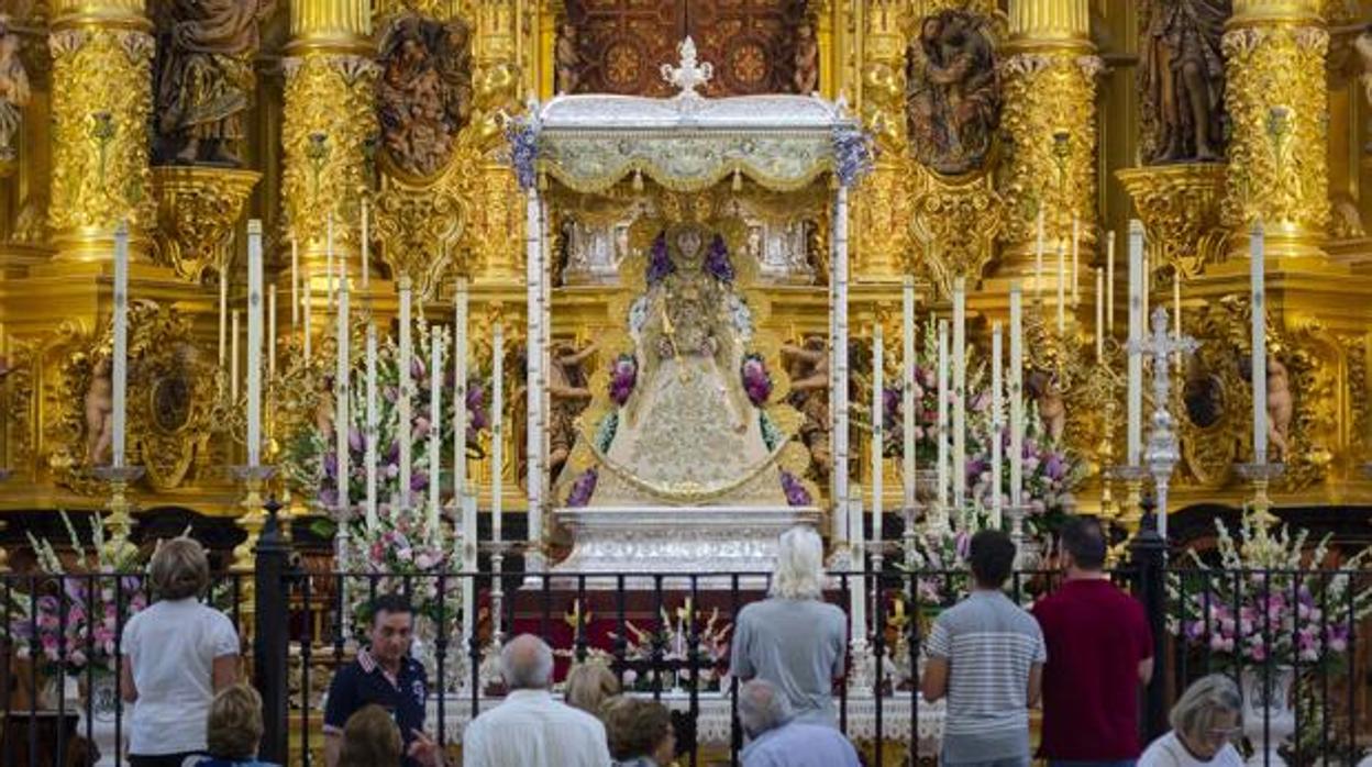La Virgen del Rocío en el altar mayor del Santuario ataviada para su salida procesional