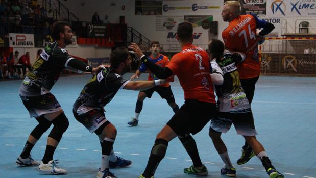 El Ángel Ximénez sella un empate frente al Balonmano Benidorm en la apertura de la Liga Asobal (26-26)