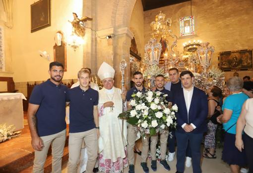 El prelado, junto al presidente del Córdoba CF y a miembros del equipo