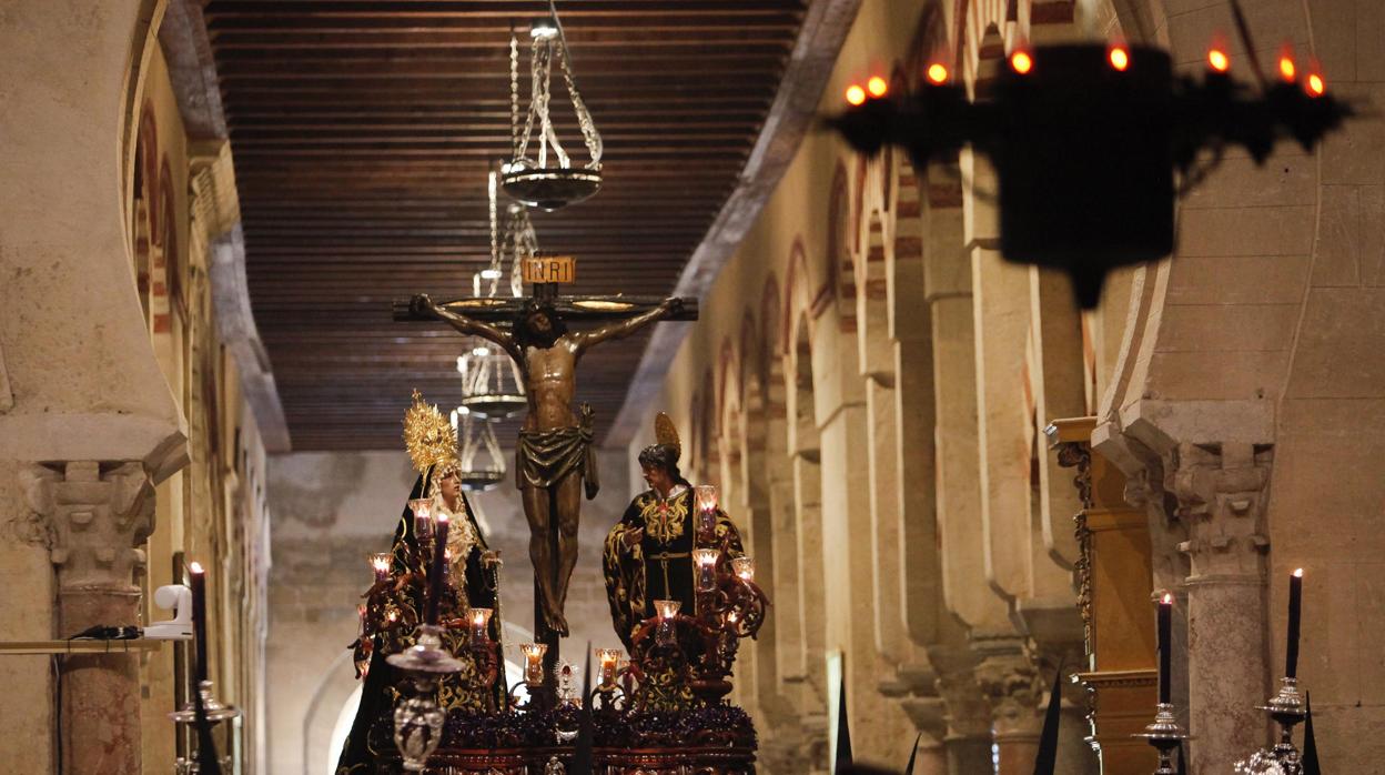 El Cristo de las Penas, la Virgen de los Desamparados y San Juan, por el interior de la Mezquita-Catedral de Córdoba