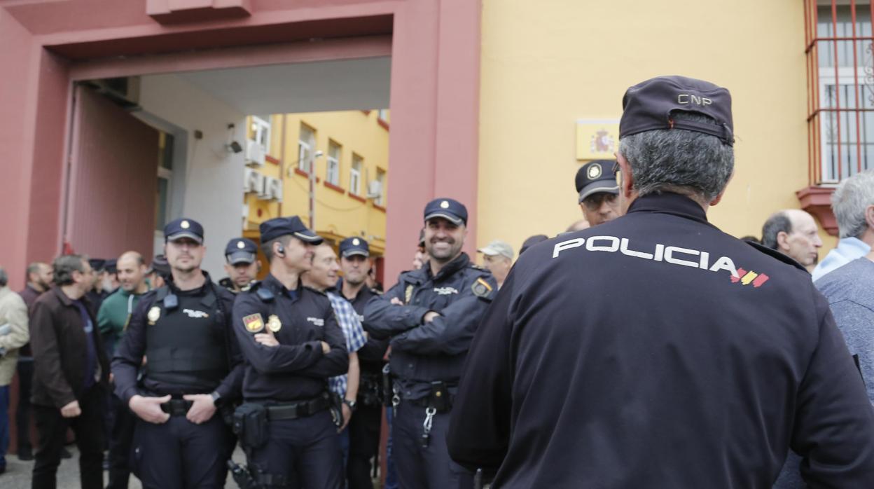 Agentes de Policía Nacional a las puertas de la comisaría de la Fuensanta