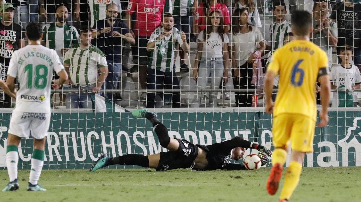 El portero del Córdoba CF Carlos Abad realiza la parada decisiva para el 0-0 en el minuto 89