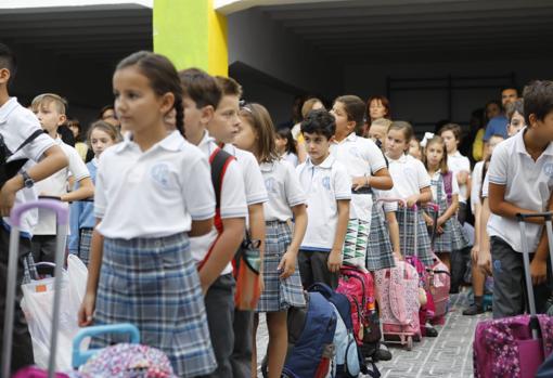 Nervios, sonrisas y lágrimas en la «vuelta al cole» de cerca de 70.000 alumnos en Córdoba