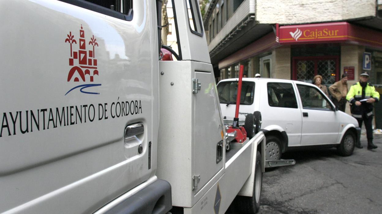 Una grúa retira un vehículo en el Centro de Córdoba