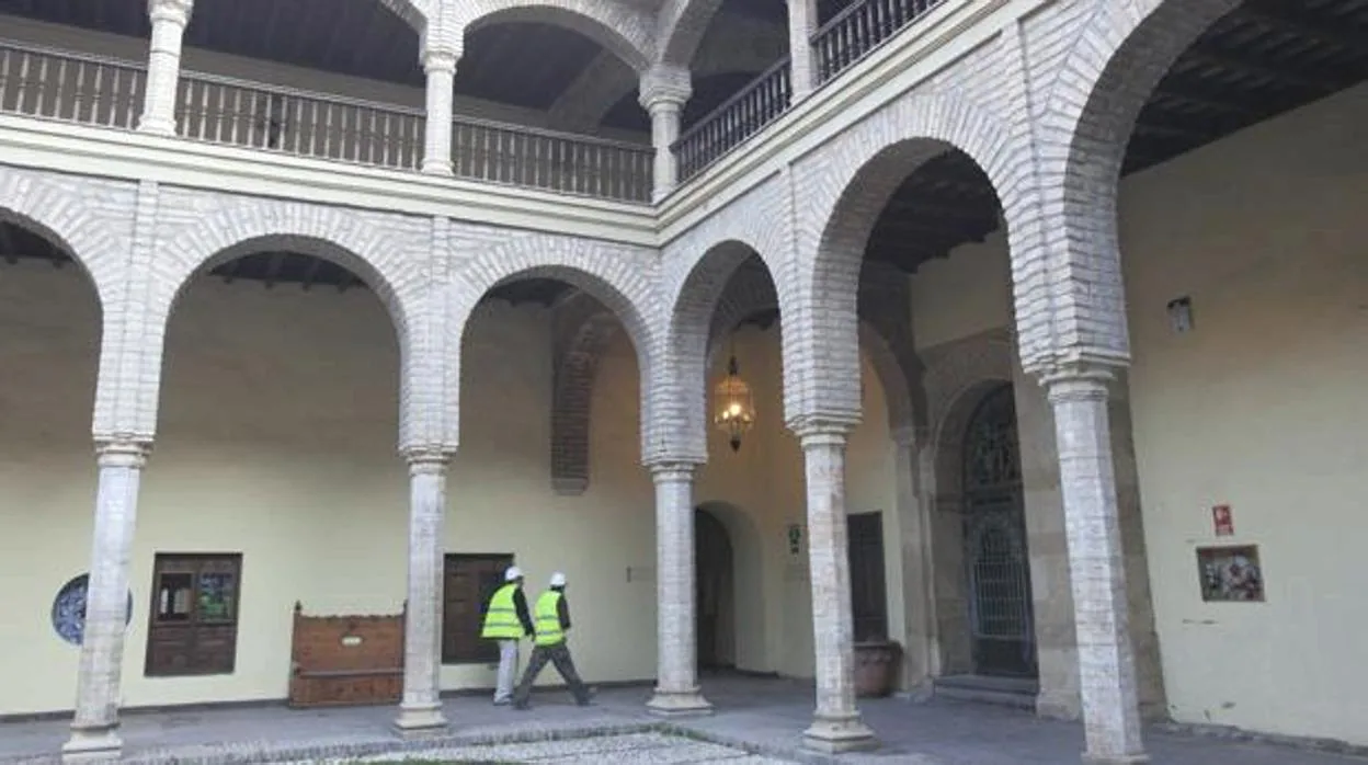 Operarios en el patio del Palacio de Congresos de Córdoba