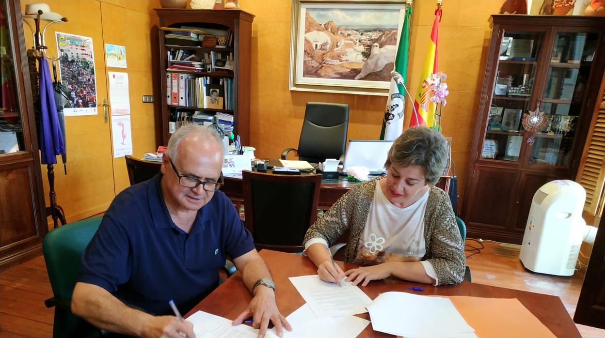 Francisco Parra, de Cruz Roja, e Inmaculada Olea, alcaldesa de Guadix, han firmado el convenio.