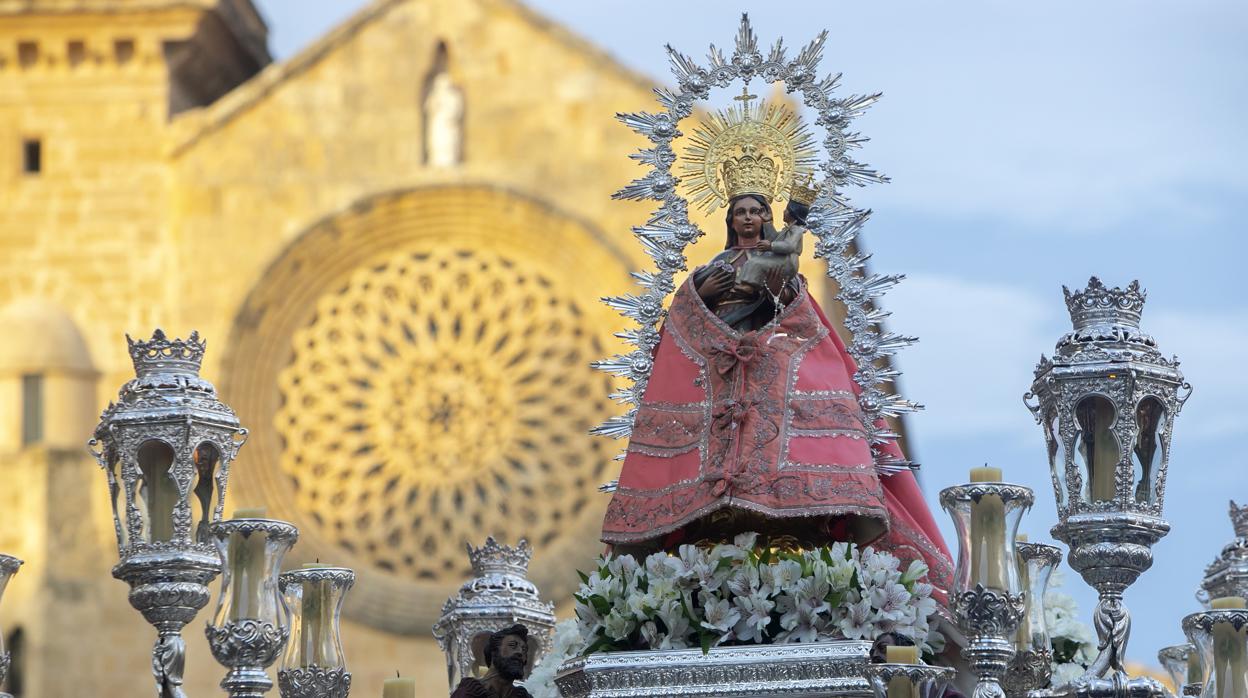 La Virgen de Villaviciosa en su salid procesional