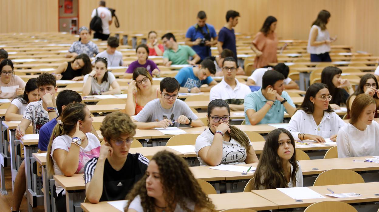 Estudiantes en las pruebas de ayer de Selectividad en Córdoba