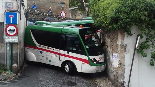 El Ayuntamiento de Granada suprime el tren turístico tras el accidente en el Albaicín