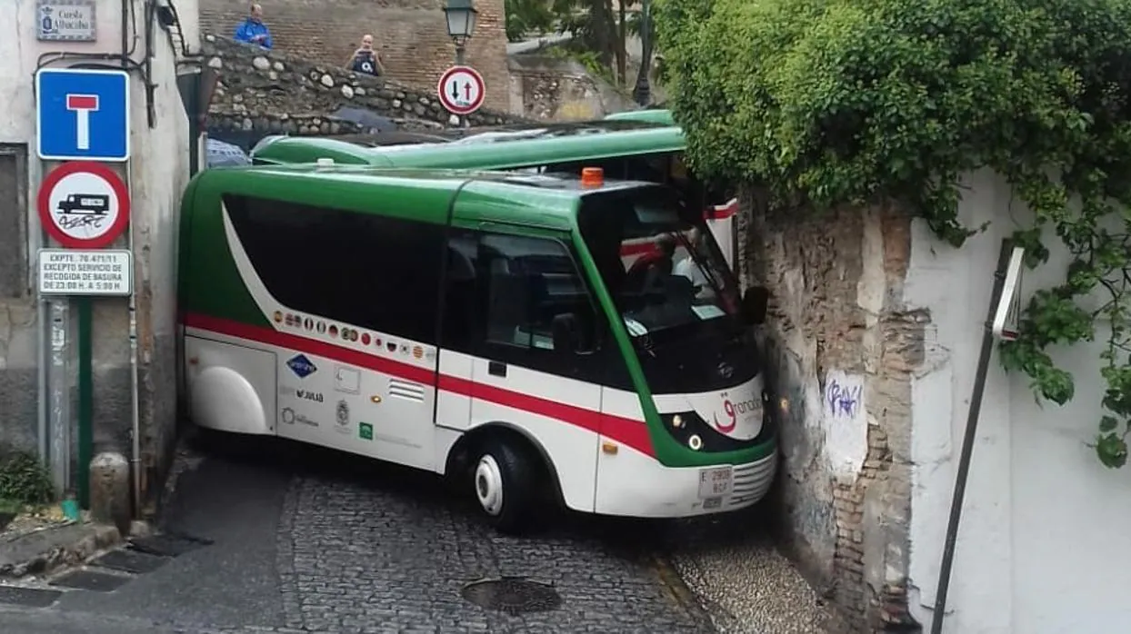 El tren turístico de Granada, después de derrapar por la lluvia en las calles del Albaicín.