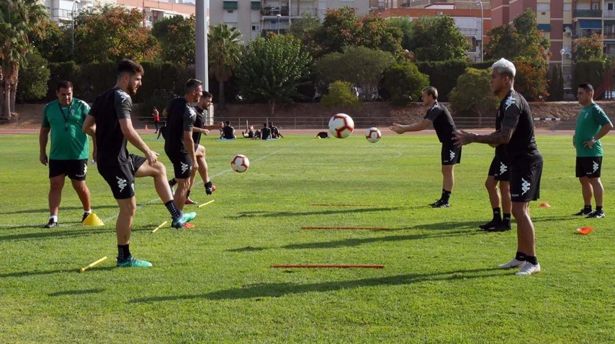 Un momento del entrenamiento del Córdoba CF, este jueves, en El Fontanar