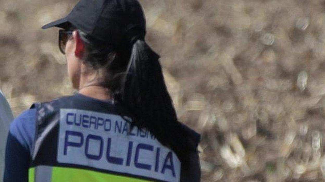 Una agente de la Policía Nacional