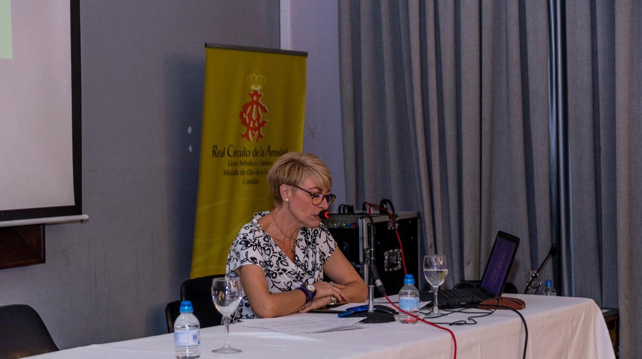 Irene Gallardo durante su conferencia