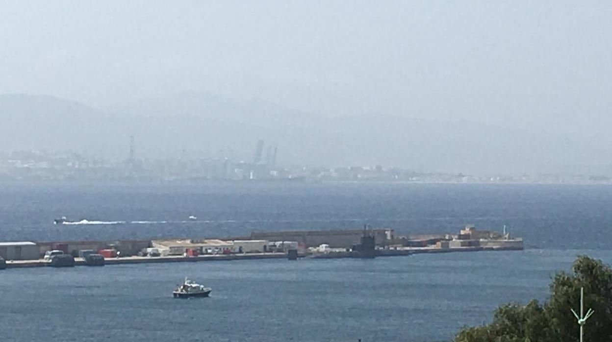 Imagen del submarino atracado en la base naval de Gibraltar tomada este viernes.