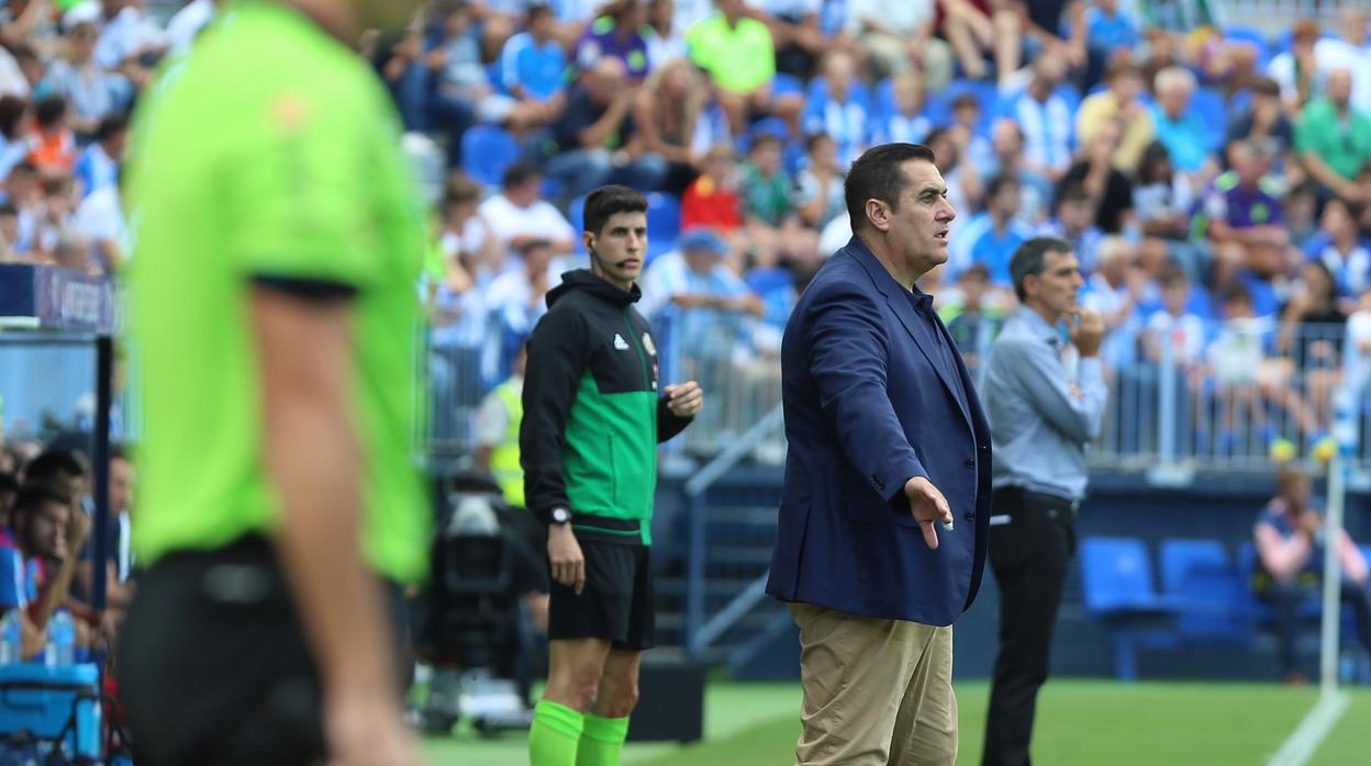 José Ramón Sandoval en la banda del estadio La Rosaleda