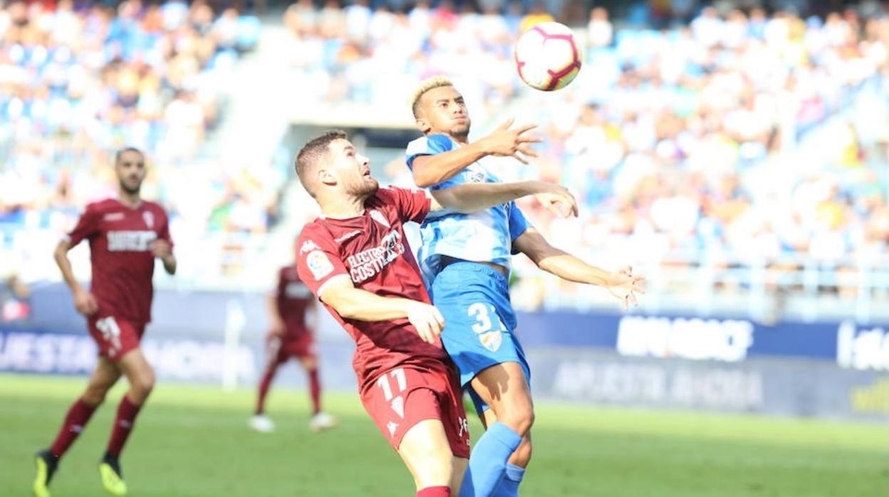 En una acción del Málaga CF-Córdoba CF este sábado en El Arcángel