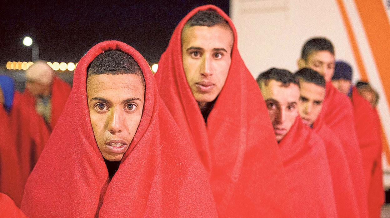 Varios menores inmigrantes tras desembarcar en las costas andaluzas