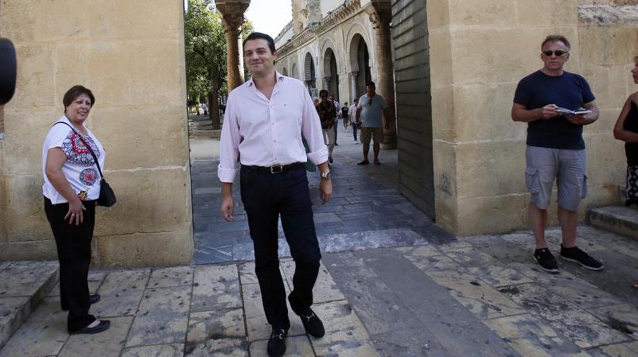 El portavoz municipal del PP, José María Bellido, delante de la Mezquita-Catedral