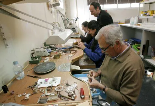 Trabajadores en un taller de joyería