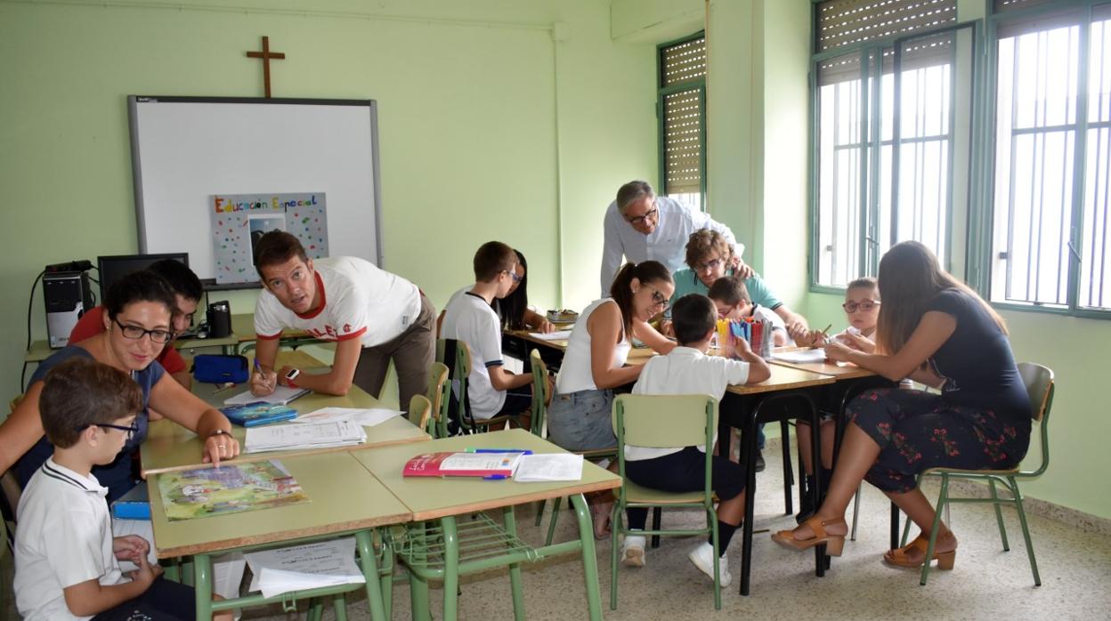 El equipo del colegio en un aula específica de educación especial