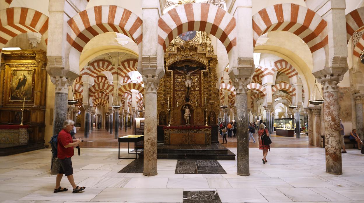 Un grupo de personas dentro del templo diocesano de Córdoba