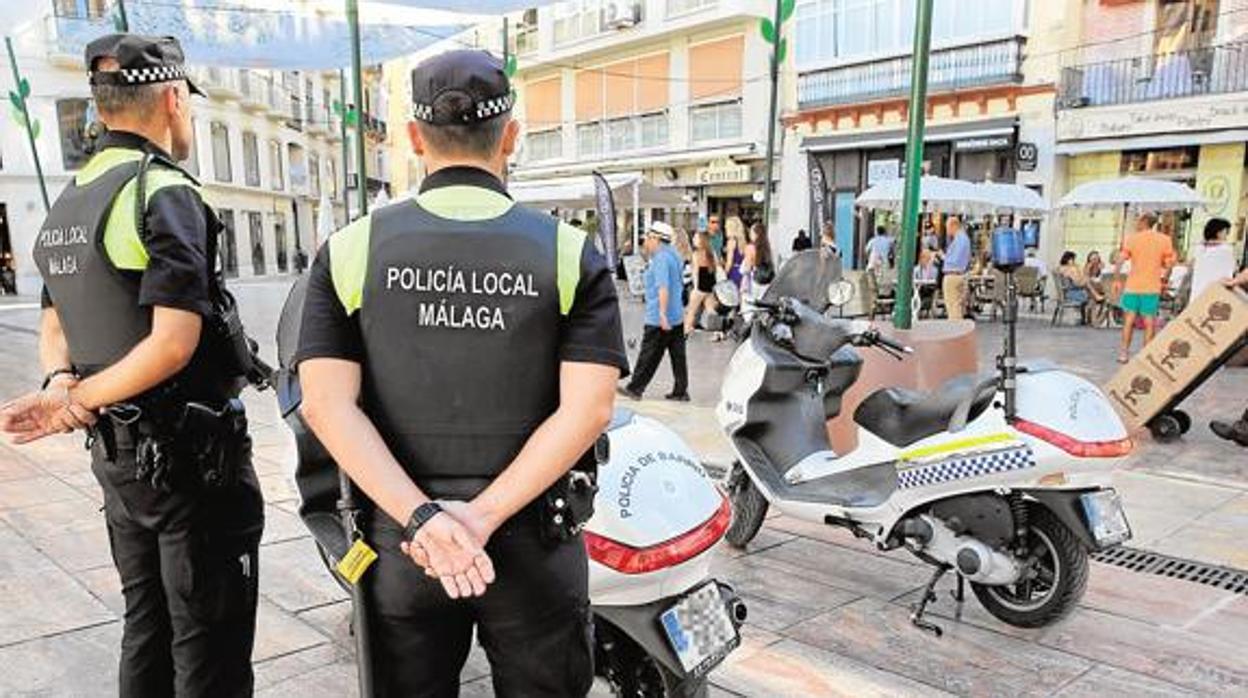 Dos agentes de la Policía Local de Málaga
