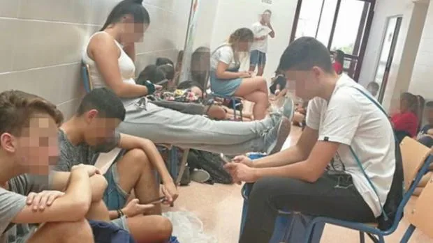 Alumnos de bachillerato reciben clase en pasillos y escaleras por falta de espacio en Almería