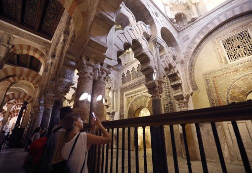 Un grupo de visitantes en la Mezquita-Catedral de Córdoba