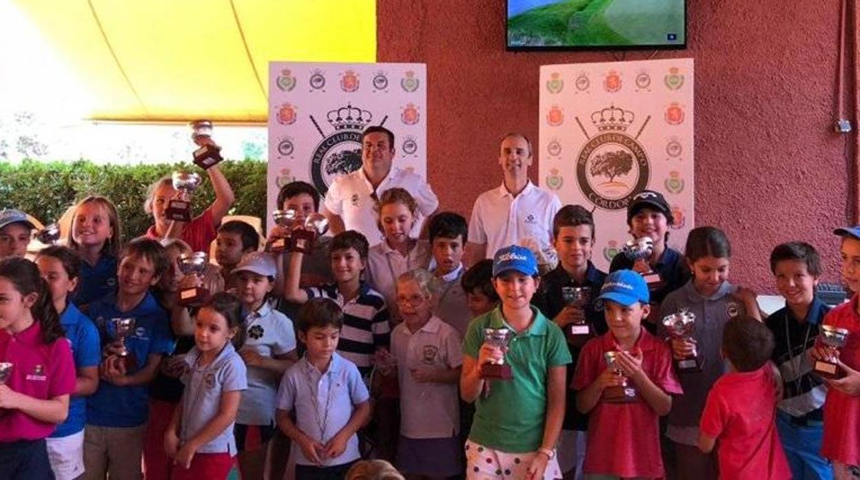 Chicos y chicas de las categorías inferiores en el Pequecircuito de Andalucía en Córdoba