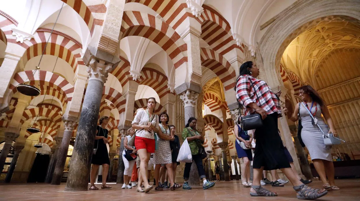 Un grupo de turistas en el interior de la Mezquita-Catedral de Córdoba