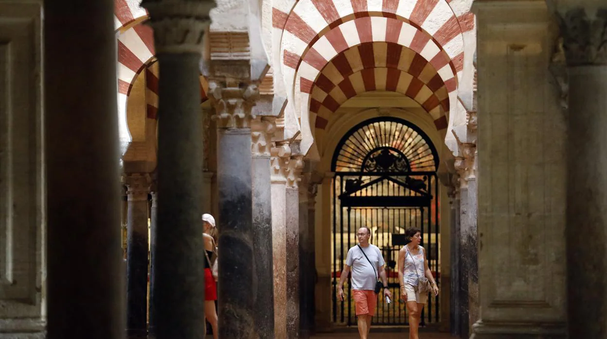 Visitantes en el interior de la Mezquita-Catedral de Córdoba