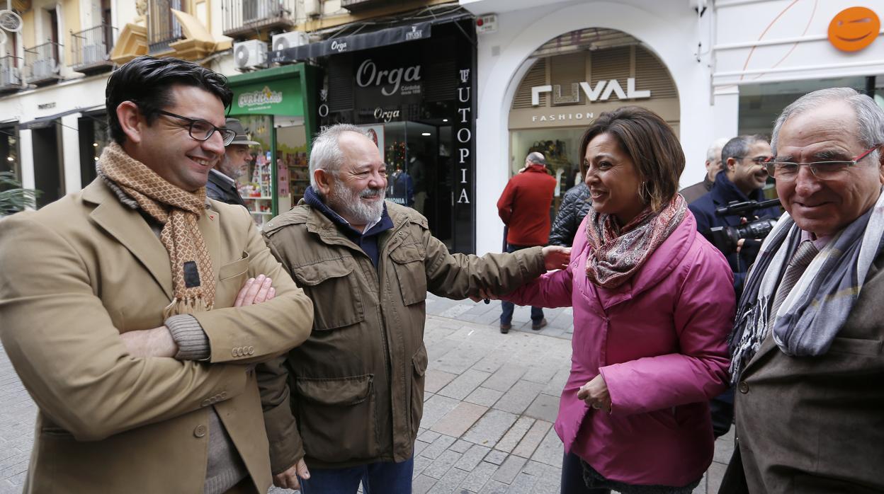 Andrés Ocaña, con Pedro García e Isabel Ambrosio, en la calle Cruz Conde tres meses antes de su muerte