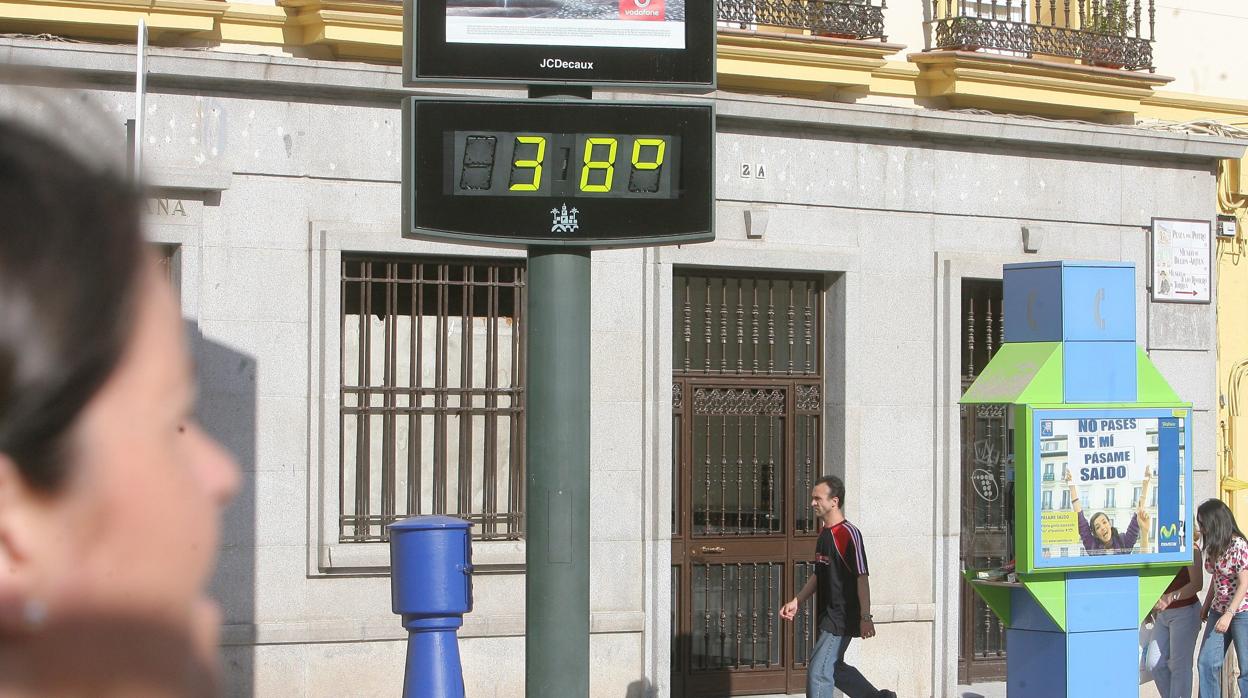 Un ntermómetro de la capital marcando los 38 grados