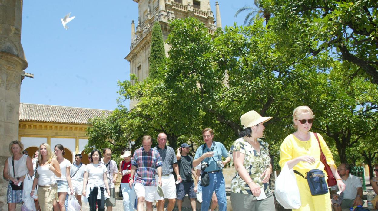 Turistas norteamericanos en el Patio de los Naranjos de la Mezquita-Catedral