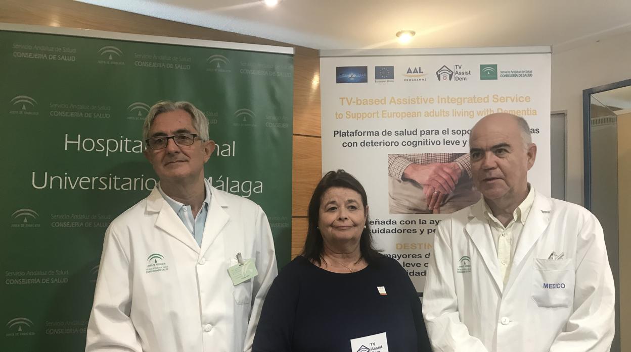 Los doctores Mayoral y Ojea, junto a la presidenta de AFA Málaga, Paloma Ramos